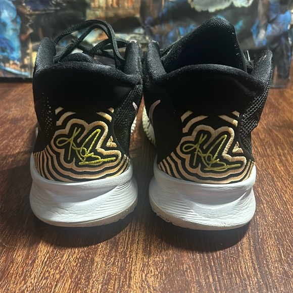 Kyrie nike youth. basketball shoes - Picture 3 of 8